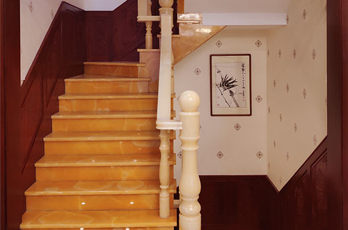 仙桃中式别墅室内汉白玉石楼梯的定制安装装饰效果
