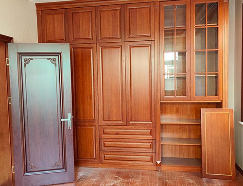 仙桃中式家庭装修里定制的实木衣柜效果图